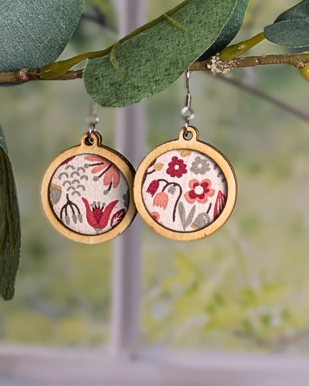 Boucles d'oreilles - Fleurs grises et roses (1) Boucles d'oreilles - Fleurs grises et roses (1)