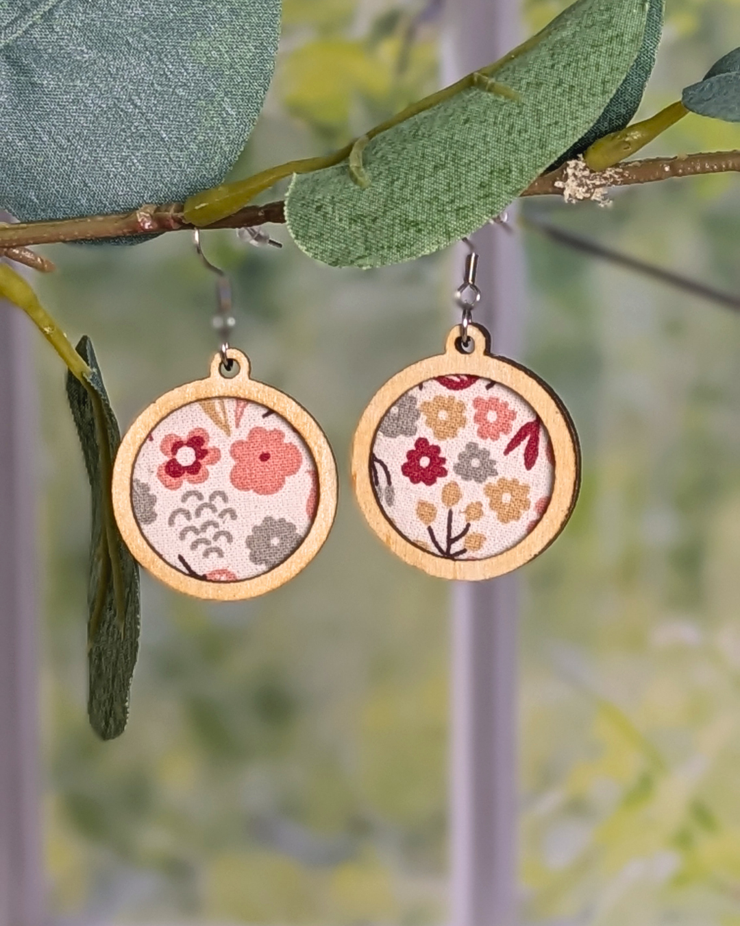 Boucles d'oreilles - Fleurs grises et roses (2) Boucles d'oreilles - Fleurs grises et roses (2)