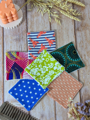Lot de 6 lingettes lavables artisanales colorées.