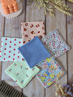 Home Lot de 6 lingettes lavables artisanales aux motifs fleuris, vichy, cerises et cœurs.