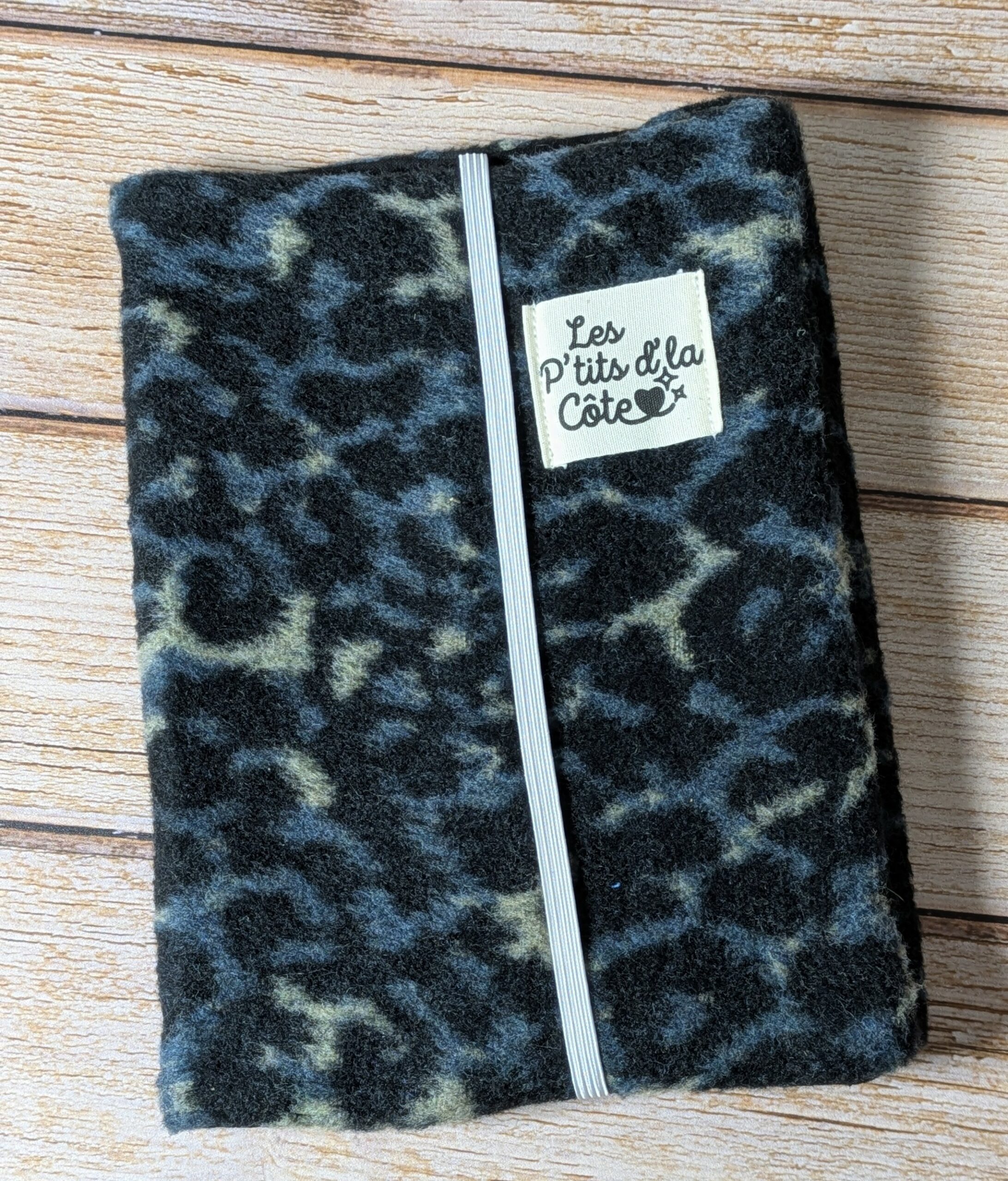 Protège-livre format poche motif léopard noir et bleu Protège-livre format poche motif léopard noir et bleu