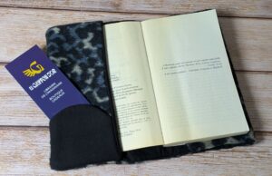Protège-livre artisanal pour roman de poche avec rangement marque-page