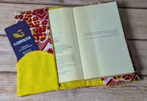 Protège-livre format poche en tissu rouge blanc et jaune