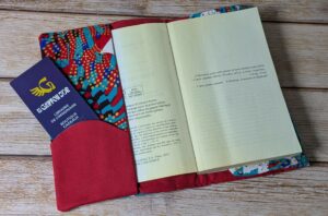 Protège-livre format poche en tissu coloré bleu rouge et doré