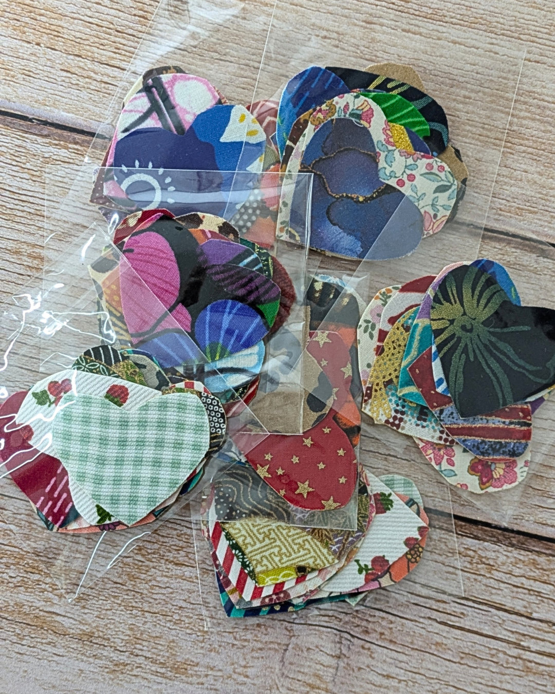 Lot de 10 stickers cœur en tissu artisanaux fabriqués avec des chutes Lot de 10 stickers cœur en tissu artisanaux fabriqués avec des chutes