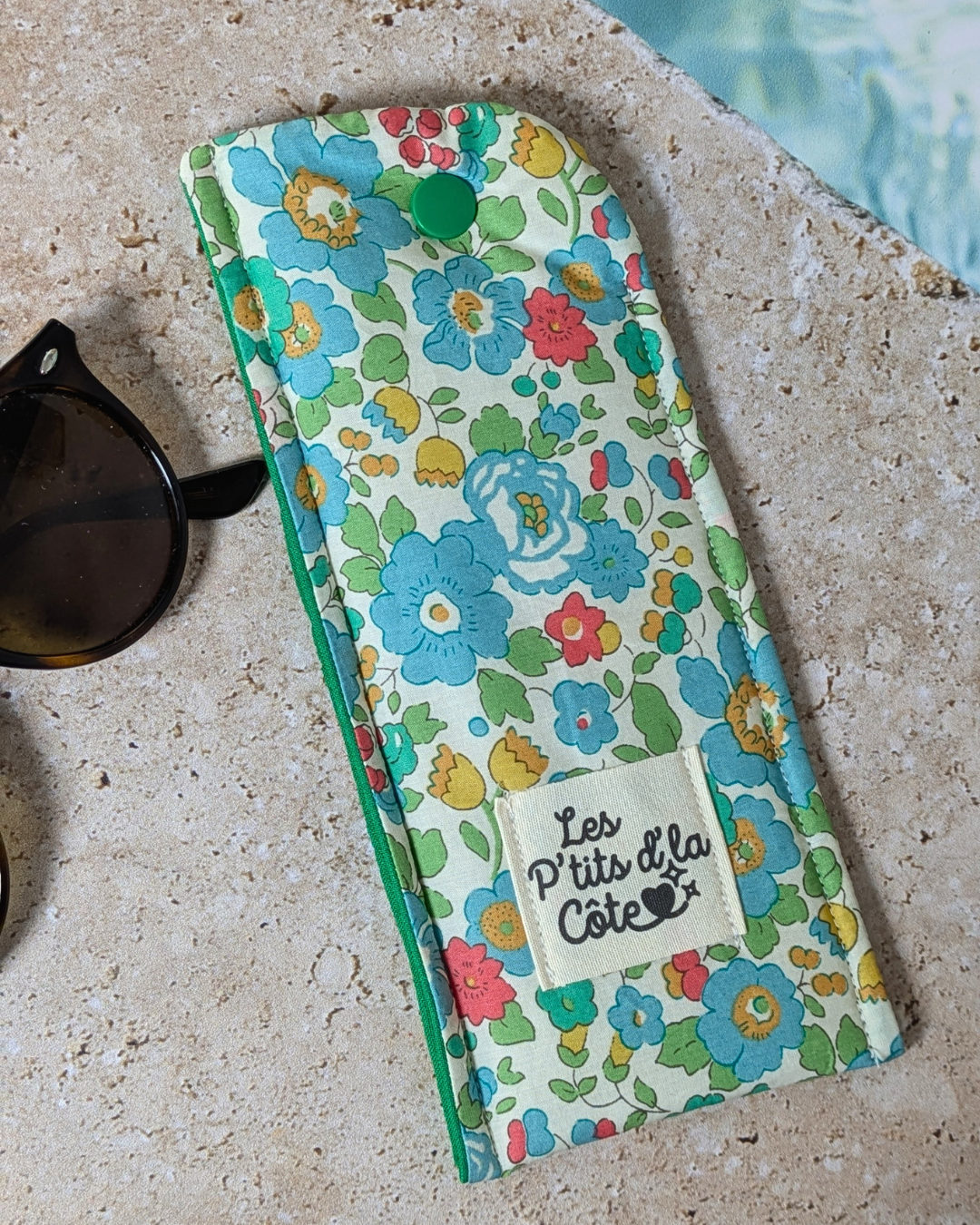 Pochette à lunettes artisanale motif fleurs colorées – Modèle unique Pochette à lunettes artisanale motif fleurs colorées – Modèle unique