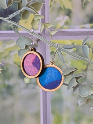 Boucles d’oreilles artisanales en bois et tissu rose bleu violet – Aurore