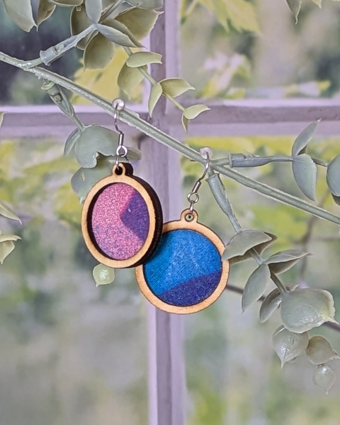 Boucles d’oreilles artisanales en bois et tissu rose bleu violet – Aurore Boucles d’oreilles artisanales en bois et tissu rose bleu violet – Aurore