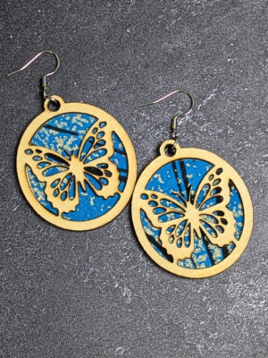 Boucles d’oreilles papillon artisanales en bois et tissu bleu et doré – Azur