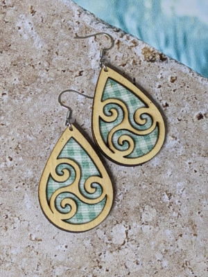 Boucles d’oreilles triskel artisanales en bois et tissu vert d’eau – Céladon