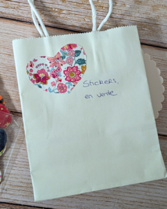 Stickers en tissu faits main – 10 cœurs motifs variés au hasard