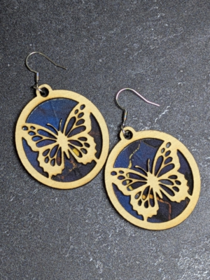 Boucles d’oreilles papillon artisanales en bois et tissu bleu nuit – Minuit
