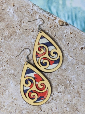 Boucles d’oreilles triskel artisanales en bois et tissu vert d’eau – Homard