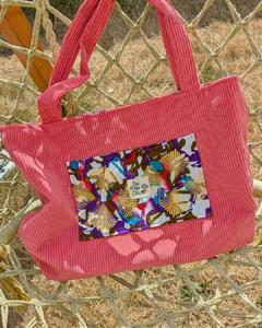 Sac cabas réversible artisanal petit format rose et wax fleuri doré porté épaule