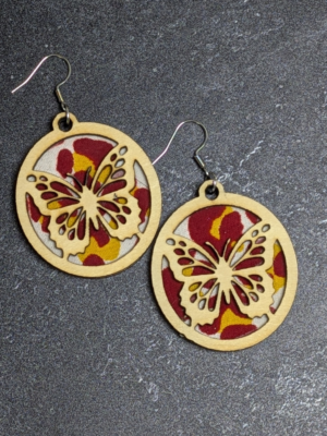 Boucles d’oreilles papillon artisanales en bois et tissu rouge jaune et écru – Grenadine