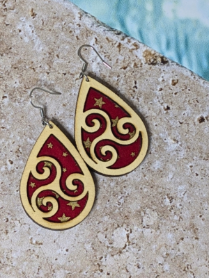 Boucles d’oreilles triskel artisanales en bois et tissu rouge étoilé doré – Etoiles