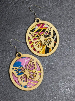 Boucles d’oreilles papillon artisanales en bois et tissu rose bleu et doré – Bohème