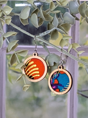 Boucles d’oreilles artisanales en bois et tissu orange bleu multicolore – Calypso