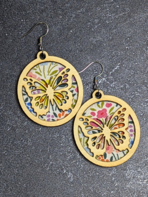 Boucles d’oreilles papillon artisanales en bois et tissu fleuri multicolore – Églantine