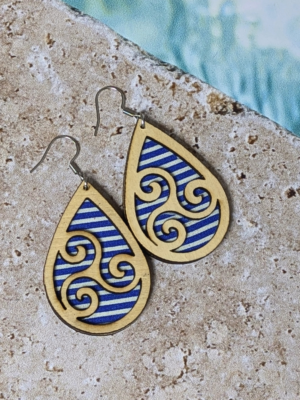 Boucles d’oreilles triskel artisanales en bois et tissu rayé bleu et blanc – Marinière