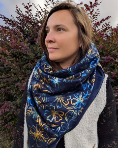 Chèche chaud femme fleurs bleues vertes et dorées