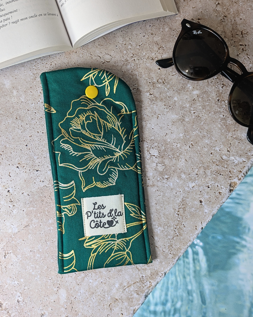 Étui à lunettes artisanal vert et doré – Les P’tits d’la Côte Étui à lunettes artisanal vert et doré – Les P’tits d’la Côte