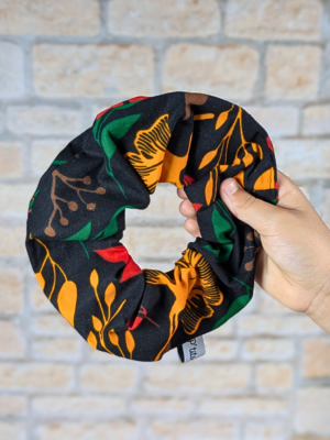 Pour celui-ci, on garde « Jardin Ardent » 🔥🌿 Titre produit Chouchou en coton « Jardin Ardent » – Fait main en Bretagne Description courte Un chouchou en coton noir aux motifs végétaux rouges, orange, verts et bruns, cousu main en Bretagne. Un accessoire cheveux coloré et plein de caractère, facile à porter au quotidien. Description complète Le chouchou « Jardin Ardent » se distingue par son imprimé végétal intense et chaleureux. Son tissu associe un fond noir profond à des motifs rouges, orange, verts et bruns, pour un rendu graphique, contrasté et plein d’énergie. Confectionné artisanalement dans mon atelier en Bretagne, ce chouchou permet d’habiller facilement une queue-de-cheval ou un chignon tout en apportant un joli volume à la coiffure. Un accessoire original et coloré, pensé pour celles et ceux qui aiment les créations qui ne passent pas inaperçues. Les petits plus - tissu 100 % coton - fond noir - motifs végétaux rouges, orange, verts et bruns - joli volume dans les cheveux - cousu main en Bretagne - fabrication artisanale - modèle unique Entretien Lavage à la main conseillé. SEO Mot-clé principal : chouchou noir fleuri fait main Slug conseillé : chouchou-jardin-ardent Méta-titre : Chouchou noir fleuri Jardin Ardent | Les P’tits d’la Côte Méta-description : Chouchou noir en coton aux motifs végétaux colorés, cousu main en Bretagne. Un accessoire cheveux artisanal et modèle unique. 3 titres SEO pour les photos 1. Chouchou noir fleuri Jardin Ardent 2. Chouchou végétal coloré cousu main en Bretagne 3. Chouchou artisanal modèle unique – Les P’tits d’la Côte