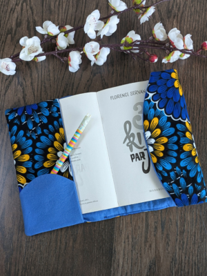 Protège-livre floral bleu et jaune cousu main en Bretagne